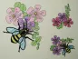 Preview: Stickdatei Biene 2 (div. Größen) Vollstick + florale Motive, Foto mit bunt besticktem hellem Stoff. 3 Motive: Biene auf Blüten, groß und klein; Blütentrilogie mit Blättern.